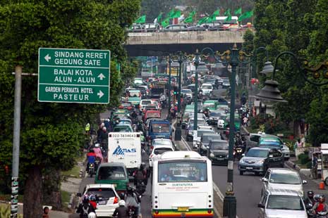 Bandung Macet, Warga Jakarta Diimbau Naik Kereta Api